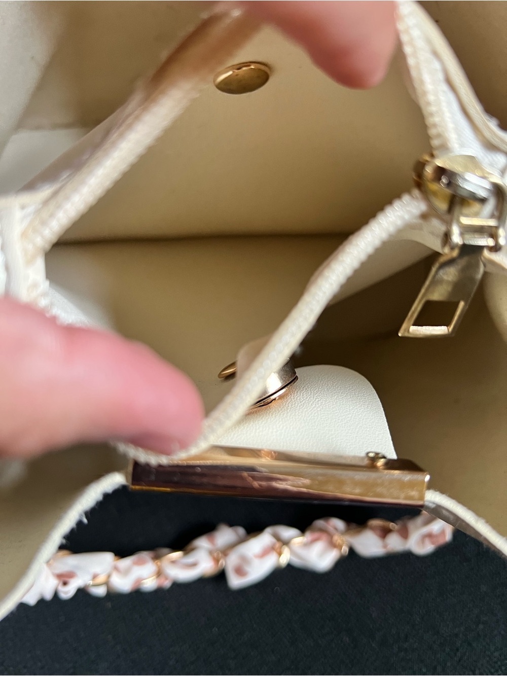 Stylish Cream Women’s Bucket Bag with Brown Accents - Picture 6 of 9